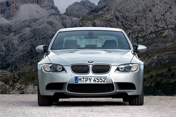 BMW M3.    (4 )
